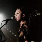 Diplomée en Pédagogie du chant, métiers de la scène et coaching vocal je propose des séances de coaching vocal, cours de musique