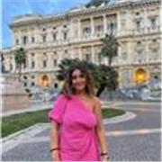 Soy una persona con mucha experiencia con niños. Hablo inglés e italiano con fluidez y soy graduada en arte y diseñadora gráfica 