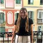 Profesora funcionaria imparte clases de apoyo e inglés