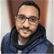 Profesor licenciado en literatura, enseñando español para extranjeros