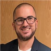 Profesor de informática variada que ofrece clases para cualquier rango de edad