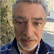 Docente di italiano impartisce lezioni di italiano a stranieri