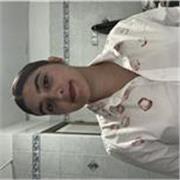 Studentessa di Moda Sostenibile Offre Aiuto Compiti e Ripetizioni