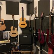 Musicoterapeuta y profesor de guitarra clásica y eléctrica, como así también, lenguaje musical aplicado a la guitarra