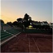 Profesor de tenis apto para todas las edades 