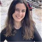 Estudiante da clase de química a alumnos de todas las edades