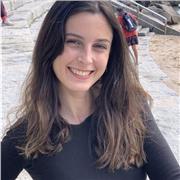 Estudiante da clase de química a alumnos de todas las edades