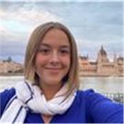 Universitaria amante de los niños y de los idiomas. 