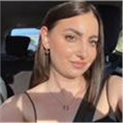 Profesora de inglés con más de 2 años de experiencia que imparte clases.