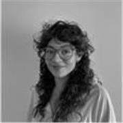Profesora de clases de español básico a adultos