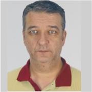 Profesor de Informática imparte clases presenciales