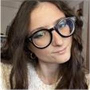 Insegnante di inglese impartisce lezioni a studenti di tutte le età