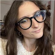 Insegnante di inglese impartisce lezioni a studenti di tutte le età