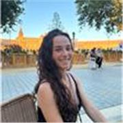 Nina de 18 años imparte clases de refuerzo educación primaria