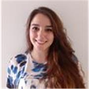 Profesora de química enfocada en estudiante de secundaria