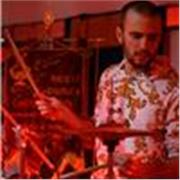 Suonare la batteria ti sembra un impresa impossibile? Con il mio metodo e con poche ma precise indicazioni imparerai senza stress.