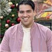 Profesor de cátedra imparte clases con alumnos de media superior en institución de prestigio