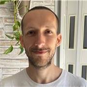 Laureato in Ingegneria, esperto comunicatore e devoto all'educazione. Superiamo insieme le sfide della matematica!