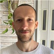 Laureato in Ingegneria, esperto comunicatore e devoto all'educazione. Superiamo insieme le sfide della matematica!