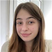 Estudiante universitaria imparte clases a estudiantes de hasta 2 de bachillerato de la modalidad de ciencias