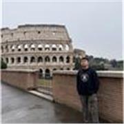 In excelente profesional al momento de impartir cátedra a los estudiantes 