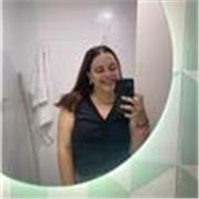 Profesora de educación inicial da clases de alfabetización escolar