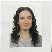 Studentessa universitaria offe lezioni di inglese a studenti di qualsiasi grado scolastico