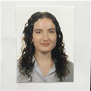 Studentessa universitaria offe lezioni di inglese a studenti di qualsiasi grado scolastico