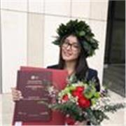 Studentessa neolaureata in lingua e letteratura inglese pronta a usare e trasmettere la propria passione a chi ne ha bisogno