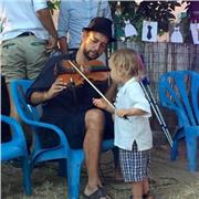 Bonjour titulaire d’un premier prix du Conservatoire donne cours de violon approche classique et improvisée de l’instrument ainsi qu’une sensibilisation au solfege