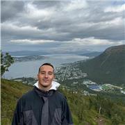 Opositor a bombero que ha entrenado durante año y medio a baloncesto a niños de entre 3 a 6 años