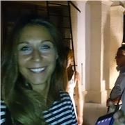 Insegnate d'italiano e storia dell'arte, impartisce con serietà, professionalità e tanta serenità, lezioni per tutti coloro che hanno voglia d'imparare