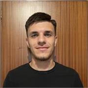 Profesor de fútbol para niños pequeños para enseñar y que pasen el rato 