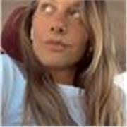 Ragazza diplomata al liceo scientifico e attualmente iscritta all’università disponibile per aiuto compiti di bambini che frequentano le elementari o le medie