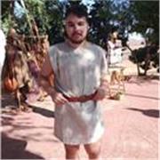 Soy un profesor vocacional, cercano y comprometido con que el alumno comprenda de verdad los contenidos. Trabajo desde el diálogo.