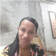 Profesora de escritura imparte clase a niños de pre escolar