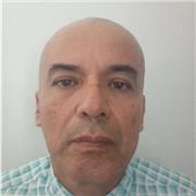 Tutor de español que enseña a personas de todas las edades