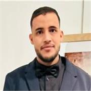 Proffesseur particulier donne des cours à des élèves du lycée et du collège