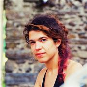 Enseignante bilingue anglais/français, titulaire d'un diplôme de Sciences Politiques en Anglais