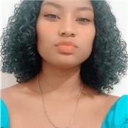 Profesora de español imparte clases a todos los niños