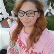 Soy una joven que ama los niños, puedo cuidar y ayudar a mantenerlos activos en juegos y diversión.