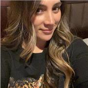 Profesora de educación física imparte clases de zumba para jóvenes, adultos y adultos mayores