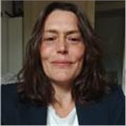 Nacida en Reino Unido, de madre inglesa. Primaria y secundaria en Runnymede College (colegio sistema británico en Alcobendas)