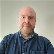 Ingeniero imparte clases de física y matemáticas