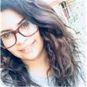 Profesora imparte clases de español para niños