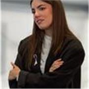 Docente di Italiano impartisce lezioni per studenti e studentesse del liceo in preparazione agli esami di maturità