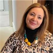 I am a friendly, good communicator who enjoys spending time with people and I have an international bilingual background. 