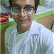 Profesor de quimica dicta el curso a personas de todas las edades