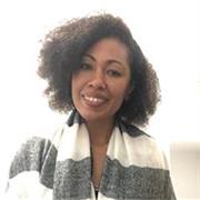 Profesora que apoya a niños de primaria en sus deberes