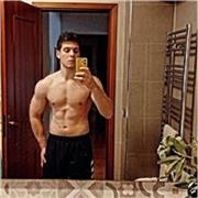 Personal trainer laureato in scienze motorie, impartisce lezioni private di personal training online